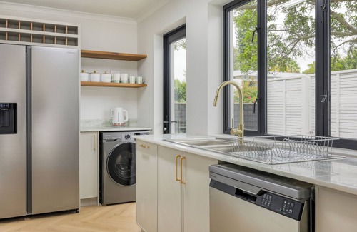 Constantia Cottage | Light-Filled 2-Bed Cottage | Plunge Pool & Braai