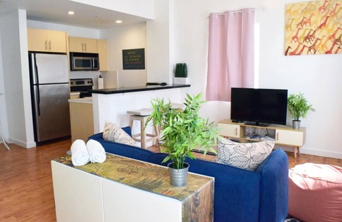 City Center Condo | Light-Filled Apt| Steps to Beach Convention Center