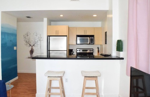 City Center Condo | Light-Filled Apt| Steps to Beach Convention Center
