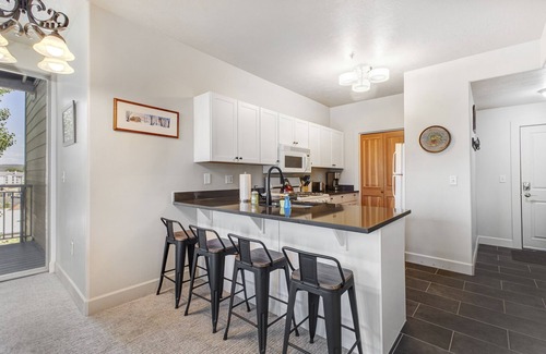 Kimball Junction Condo | Light-filled condo with heated pool & hot tub, near shopping & skiing