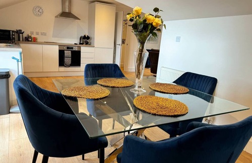 Maidstone Apartment | Light-Filled Maidstone Penthouse | 2 Balconies