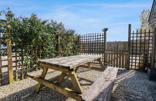 Truro Cottage | LIGHTHOUSE COTTAGE, pet friendly, with a garden in Truro