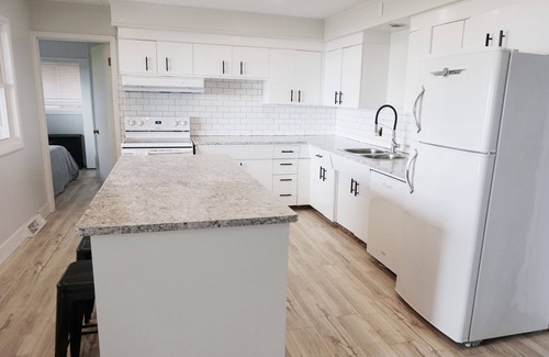 Lighthouse Cove Cottage | Lighthouse Cove Lakefront Cottage with Canal Dock