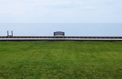 Lighthouse Cove Cottage | Lighthouse Cove Lakefront Cottage with Canal Dock