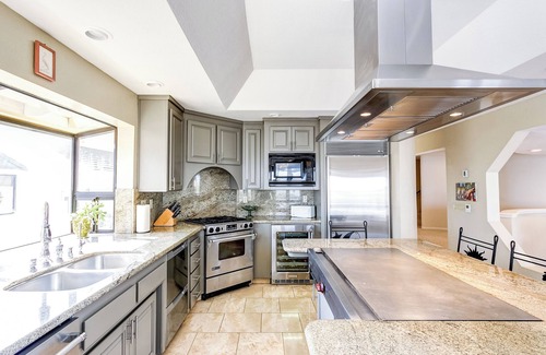 Discovery Bay House | Lighthouse Holiday Home - Waterfront, Hot tub, Sauna, Gourmet Kitchen, Fishing