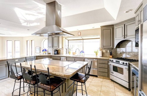 Discovery Bay House | Lighthouse Holiday Home - Waterfront, Hot tub, Sauna, Gourmet Kitchen, Fishing