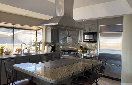 Discovery Bay House | Lighthouse Holiday Home - Waterfront, Hot tub, Sauna, Gourmet Kitchen, Fishing