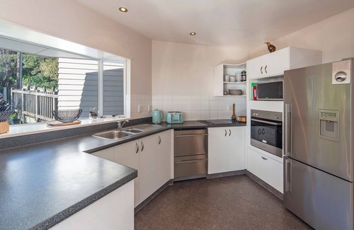 Nelson House | Lighthouse Vista - All-day Sun & Exceptional Sea Views!