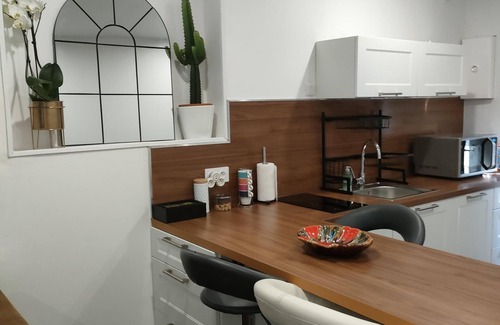 Venissieux Apartment | 🦋 Liittle Cocoon - Private Parking - Near Tram & Métro
