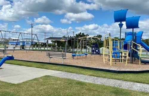 Topsail Beach House | Lil'TipSea on Topsail - Close to the sound and beach!