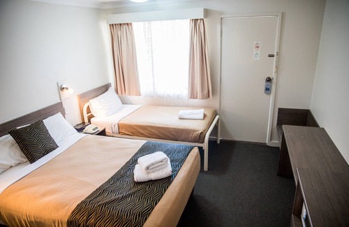 Goulburn Bed & Breakfast | Lilac City Motor Inn Standard Twin Room 21