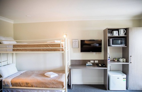 Goulburn Bed & Breakfast | Lilac City Motor Inn 1 Room Family 8