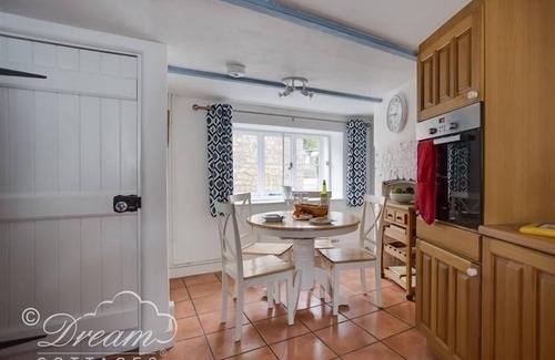 Burton Bradstock Cottage | LILAC COTTAGE, pet friendly, with a garden in Burton Bradstock