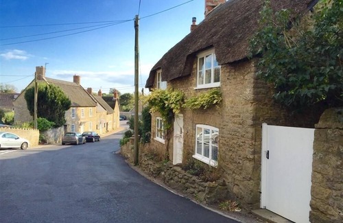 Burton Bradstock Cottage | LILAC COTTAGE, pet friendly, with a garden in Burton Bradstock