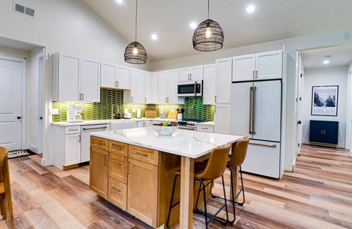 Gold Beach House | Lily Pond House. Stylish Coastal Home, 5 min. Walk to Beach, SPA