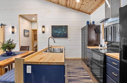 Hayward Cabin | Lilypad Lake House - Nelson Lake - Dog Friendly - Trail Access