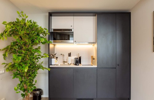 Stadtmitte Apartment | limehome Düsseldorf | Comfort Suite with Sofa Bed