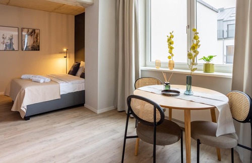 Stadtmitte Apartment | limehome Düsseldorf | Comfort Suite with Sofa Bed