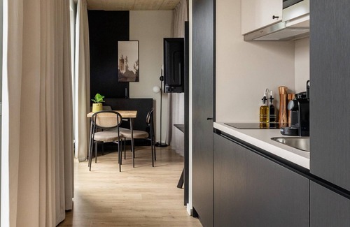 Stadtmitte Apartment | limehome Düsseldorf | Suite with Balcony