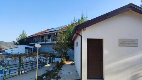 Alona Apartment | Limeria