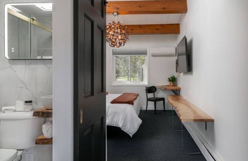 Ellicottville Cabin | Lincoln Boutique Motel Upper King #8