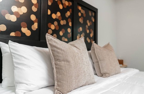 Ellicottville Cabin | Lincoln Boutique Motel Upper King #8