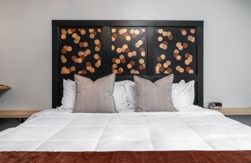 Ellicottville Cabin | Lincoln Boutique Motel Upper King #8