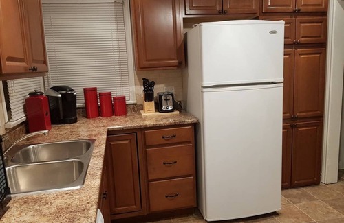 Sarnia Apartment | Lincoln's Red Door - HUGE 4 BR/2 BA private APT