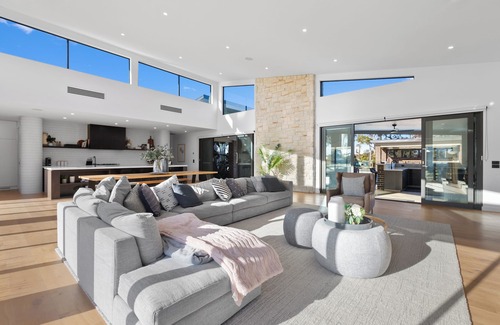 Mornington House | Lindenderry Luxe. Brand new Family Entertainer, Large Electric Heated Pool & spa