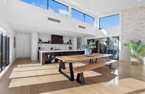 Mornington House | Lindenderry Luxe. Brand new Family Entertainer, Large Electric Heated Pool & spa