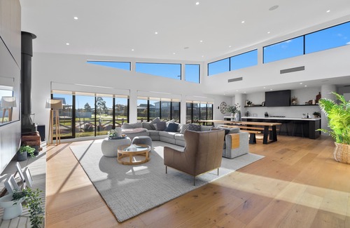 Mornington House | Lindenderry Luxe. Brand new Family Entertainer, Large Electric Heated Pool & spa