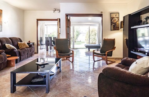Corroios House | Link White Villa, Wifi, Central Heating, Pool