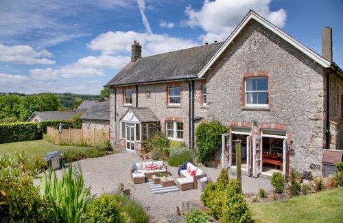Moretonhampstead House | Linscott Farmhouse - Boutique retreat with hot tub and natural outdoor pool