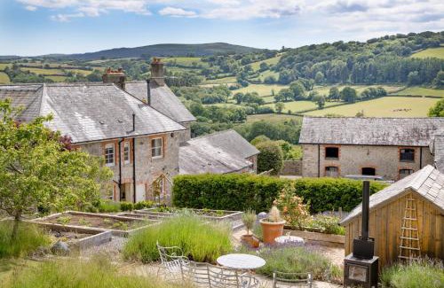 Moretonhampstead House | Linscott Farmhouse - Boutique retreat with hot tub and natural outdoor pool
