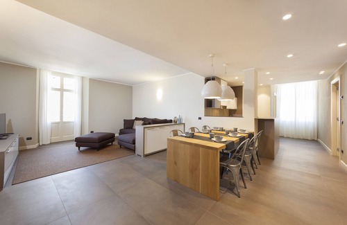 Bellagio Apartment | LISZT HOME by KlabHouse-modern 3BR Lakefront w/Terrace & AC