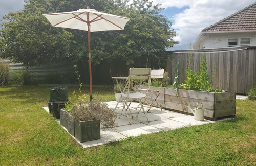 Hamilton East House | Little Architectural House in Iconic Hamilton Hayes Paddock Neighborhood.