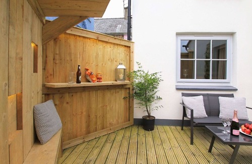 Criccieth Cottage | LITTLE BAKEHOUSE, pet friendly, with open fire in Criccieth