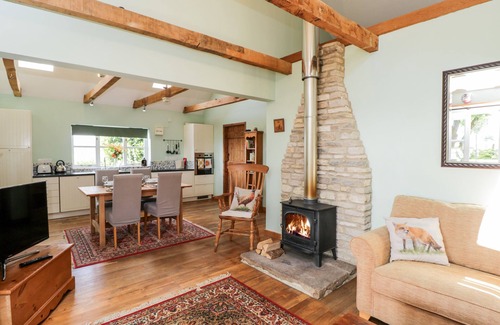 Giddeahall Cottage | LITTLE BARN, pet friendly, with open fire in Yatton Keynell