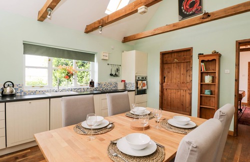 Giddeahall Cottage | LITTLE BARN, pet friendly, with open fire in Yatton Keynell