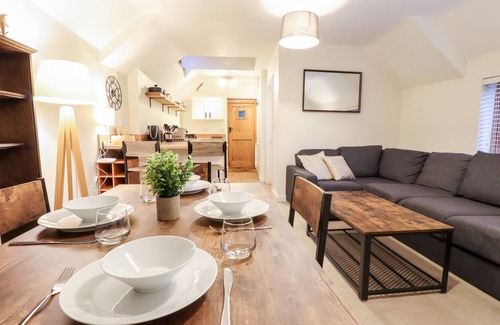 Chiddingstone Hoath House | LITTLE BATTS, pet friendly, character holiday cottage in Markbeech