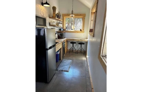 Apple Valley House | Little Creek Mesa Cabin with Zion NP Views-Jacuzzi