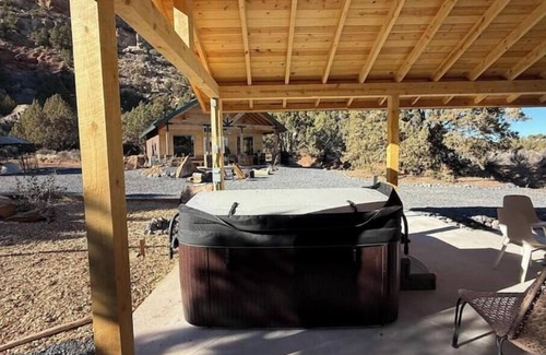 Apple Valley House | Little Creek Mesa Cabin with Zion NP Views-Jacuzzi