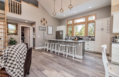 Conifer Mountain and Meadows House | Little Creek | Near Red Rocks | Cozy Mountain Retreat | Hot Tub | Dog Friendly