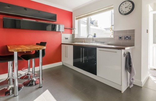 Douglas Cottage | Little Haven - a holiday cottage that sleeps 4 guests in 2 bedrooms