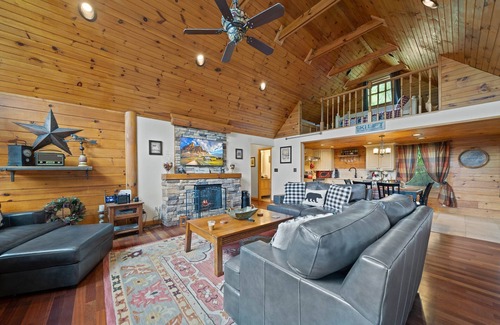 Sugar Mountain Cabin | Little Heaven-Sugar Mountain, hot tub, pet friendly, game table, gas fire table