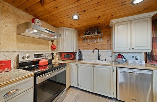 Sugar Mountain Cabin | Little Heaven-Sugar Mountain, hot tub, pet friendly, game table, gas fire table