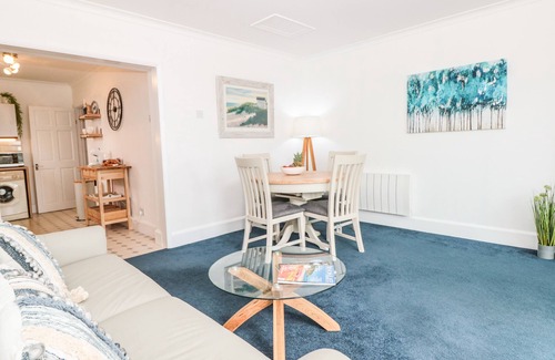 Saint Anns Chapel Cottage | LITTLE HONEYNOOK, pet friendly, with hot tub in Bigbury