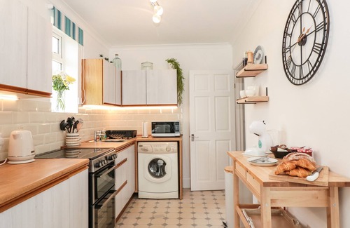 Saint Anns Chapel Cottage | LITTLE HONEYNOOK, pet friendly, with hot tub in Bigbury