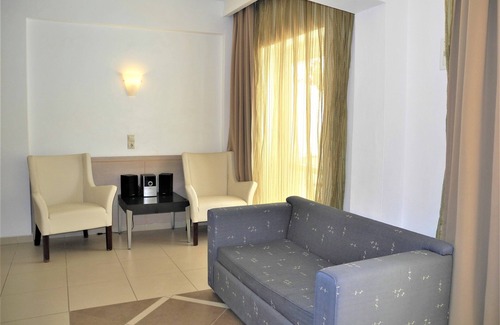 Kokinos Pirgos Hotel | Little Inn