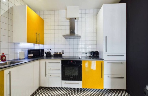 Cathedral Quarter Condo | Little Italy Apt- Stylish 1-Bed Apt in Belfast City Centre – Sleeps 4 | Cathedral Quarter Location